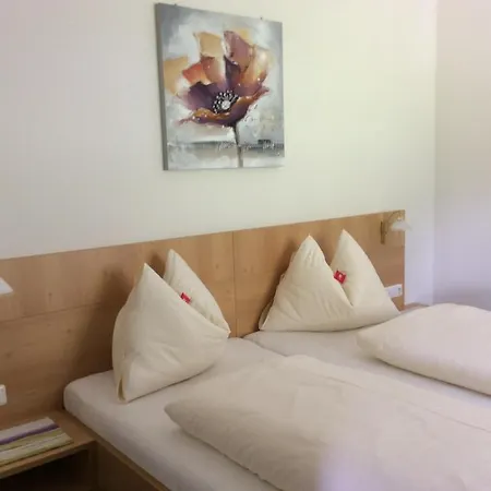 兹梅沃巴比西住宿加早餐旅馆 4* 滨湖采尔